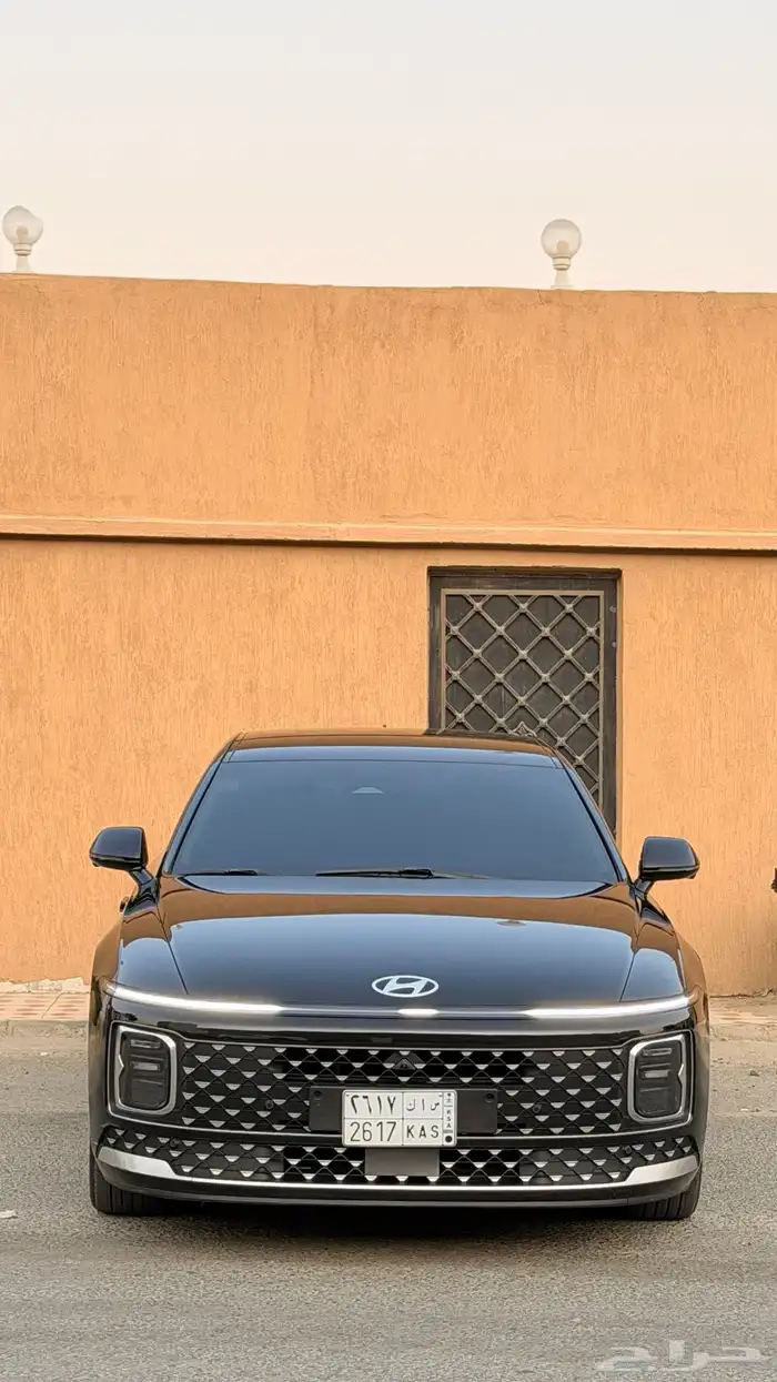 ازيرا 2023 ( بنزين 6V ) فل كامل بحالة الوكالة 1