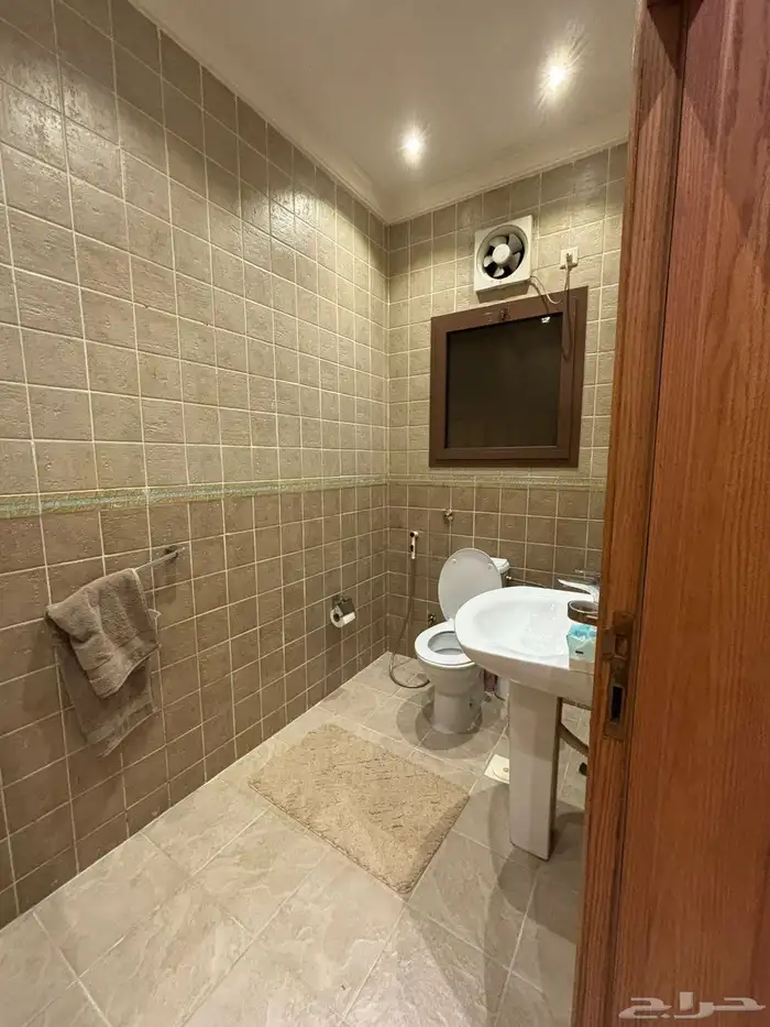 فيلا رائعة للبيع في حي النعيم 12