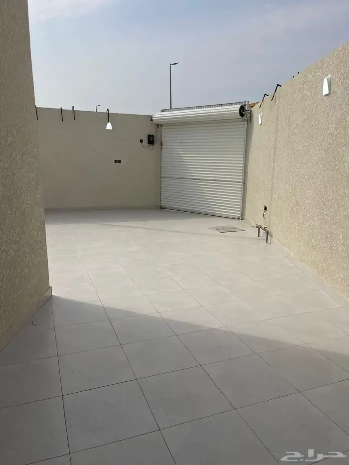 للبيع دور تاسيس شقتين حي الجبل 6