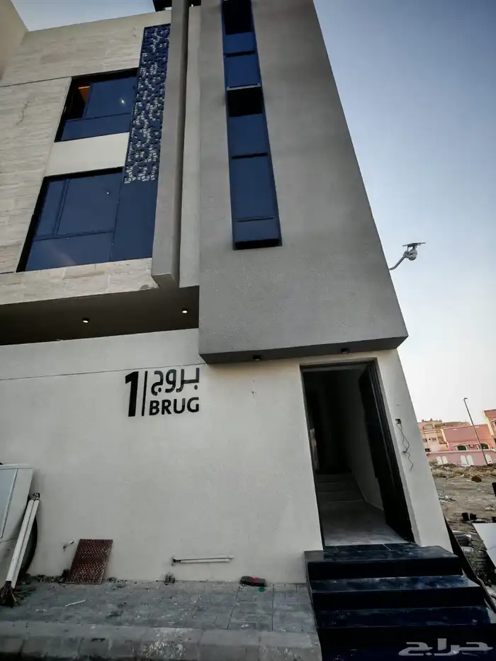 للبيع شقق تمليك علوي مع ملحق في السطح في حي حسام با الخميس 8