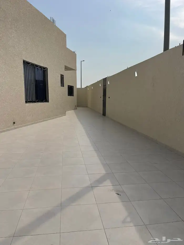 للبيع دور تاسيس شقتين حي الجبل 16