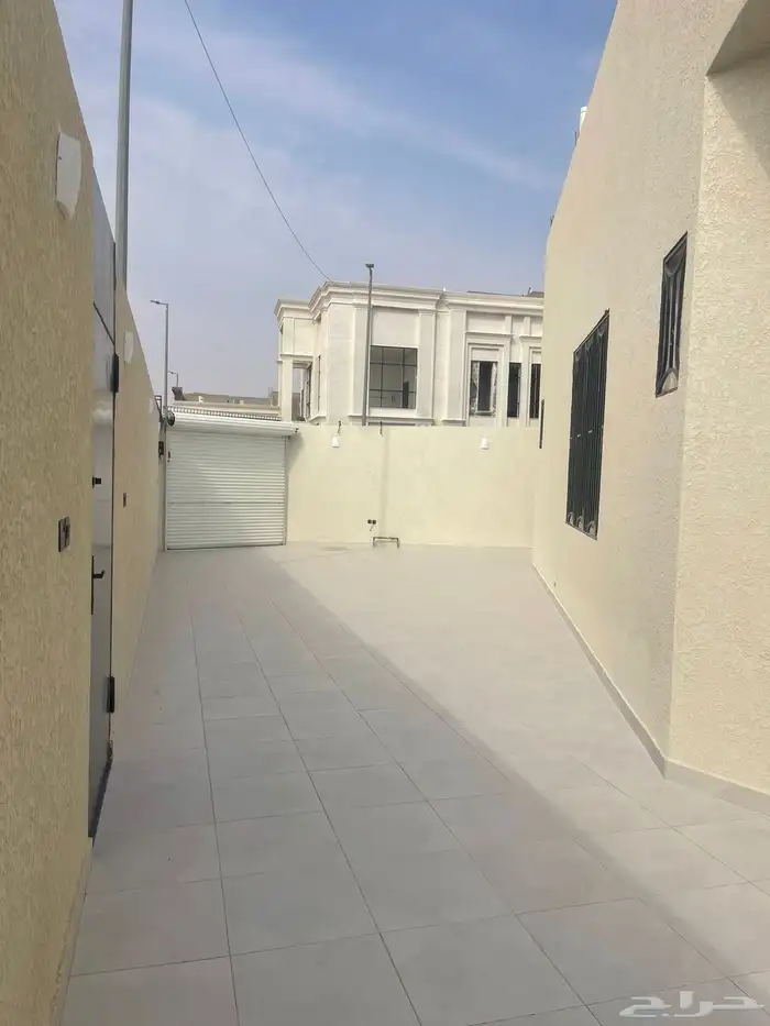 للبيع دور تاسيس شقتين حي الجبل 13