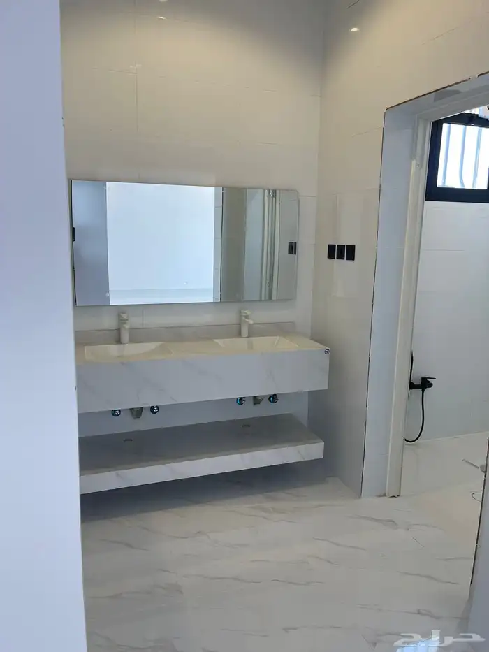 للبيع دور تاسيس شقتين حي الجبل 2