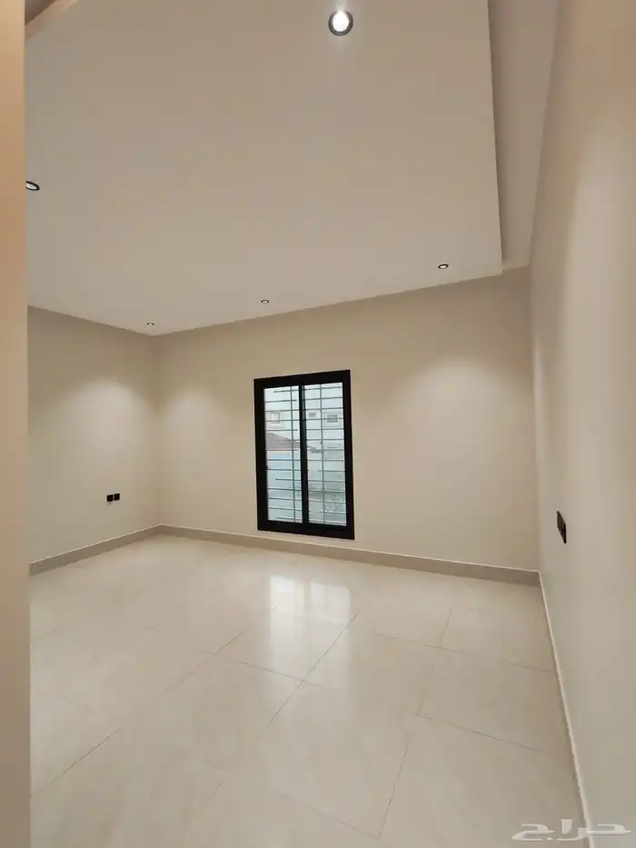 للبيع شقق تمليك علوي مع ملحق في السطح في حي حسام با الخميس 11