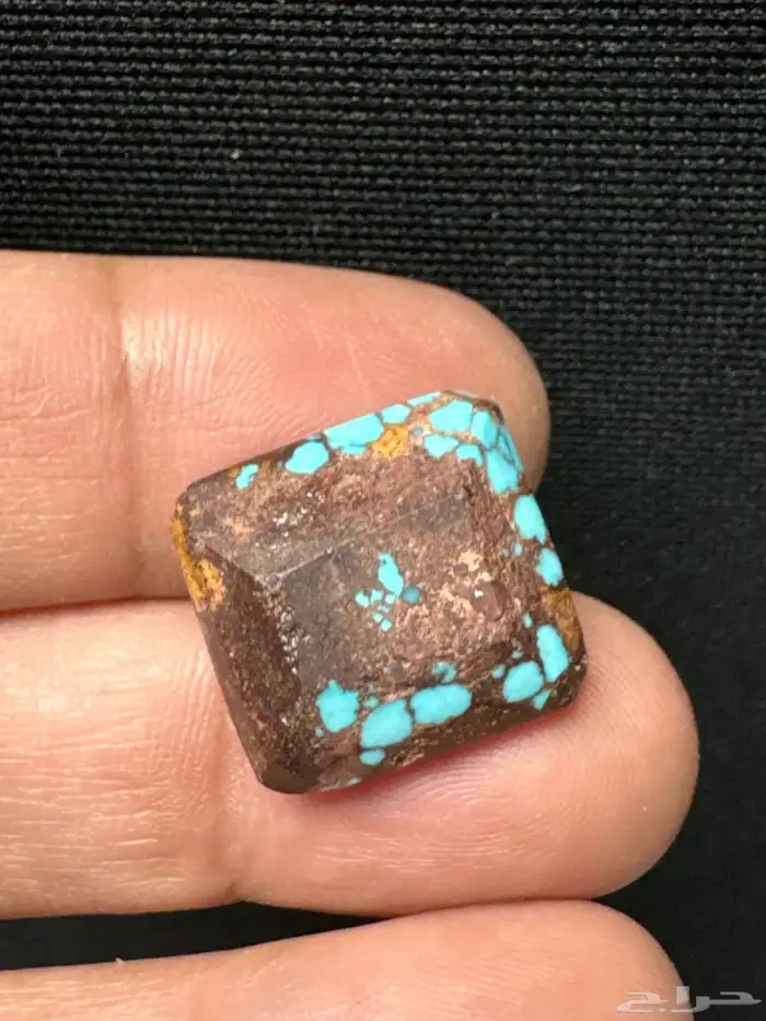 فيروز سيناوي طبيعي قص مربع هرمي اعروق ذهبي 18