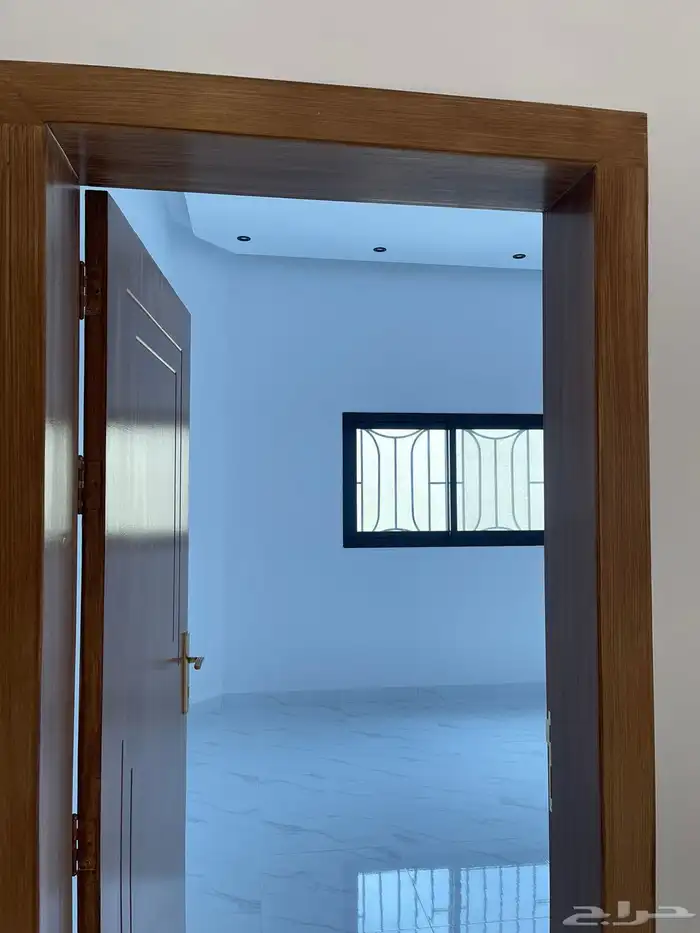 للبيع دور تاسيس شقتين حي الجبل 9