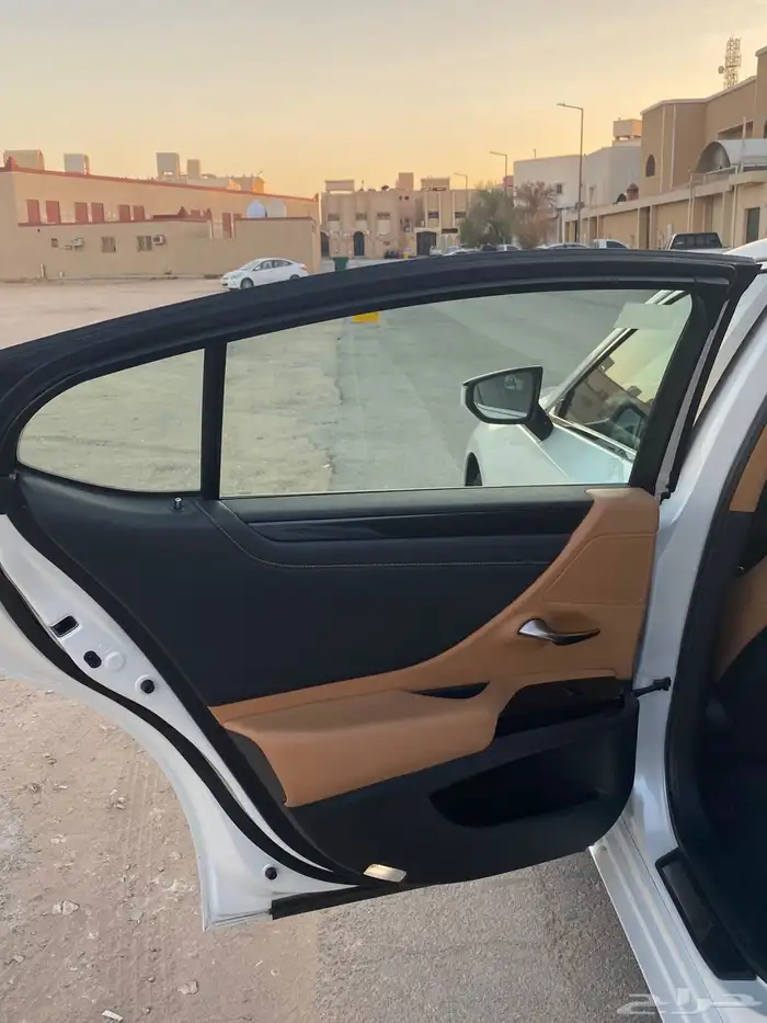 لكزسES300 h 2023 7