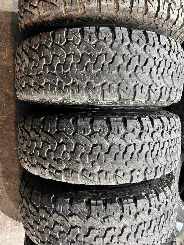 5 جنوط سوزوكي جمني مع كفرات نص حجري 235.75.15 ت22 2