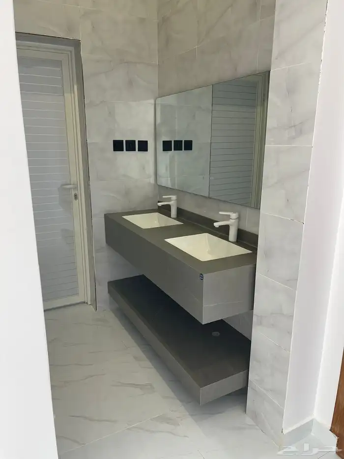 للبيع دور تاسيس شقتين حي الجبل 7