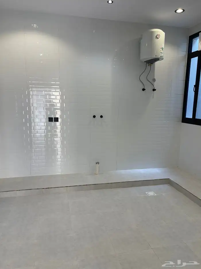 للبيع دور تاسيس شقتين حي الجبل 11