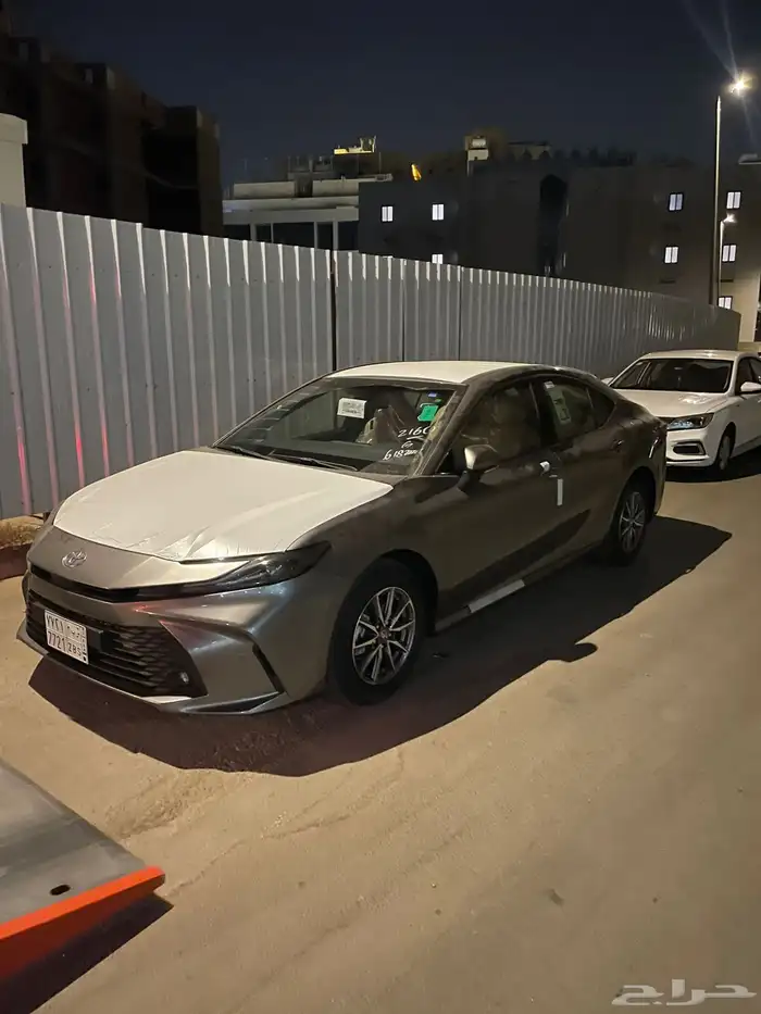 ( عرض ) للبيع كامري 2025 اصفار صادر لها لوح . 2