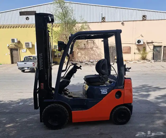 للبيع رافعة تايوتا   نظيفة جدا  بحالة الوكالة 3