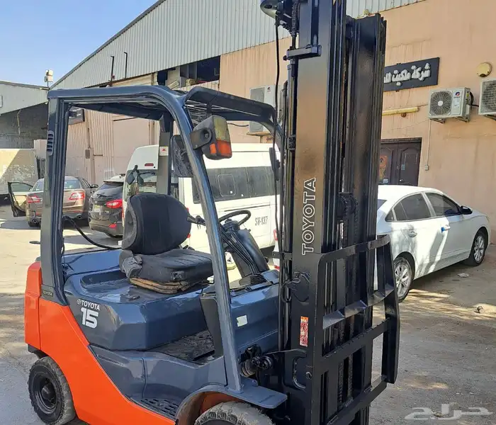 للبيع رافعة تايوتا   نظيفة جدا  بحالة الوكالة 1