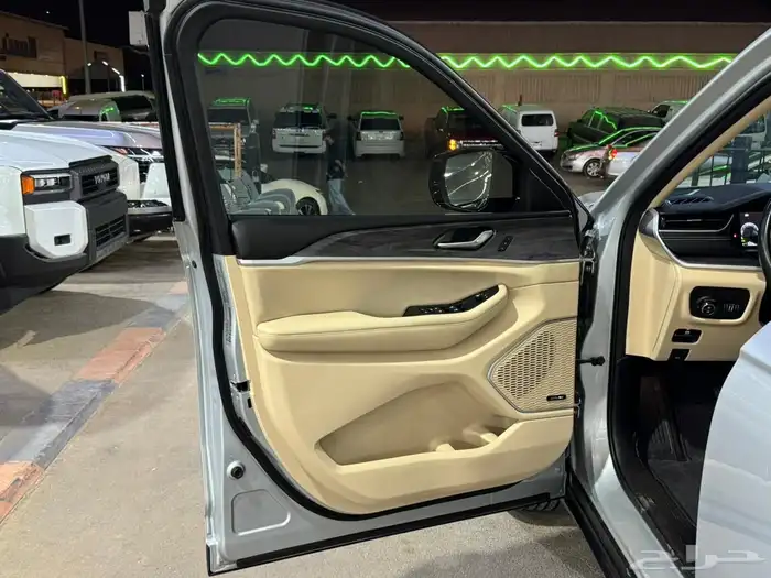 جراند شيروكي ليمتد 2022 ( بحالة الوكالة ) 40