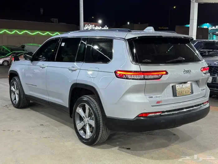 جراند شيروكي ليمتد 2022 ( بحالة الوكالة ) 12