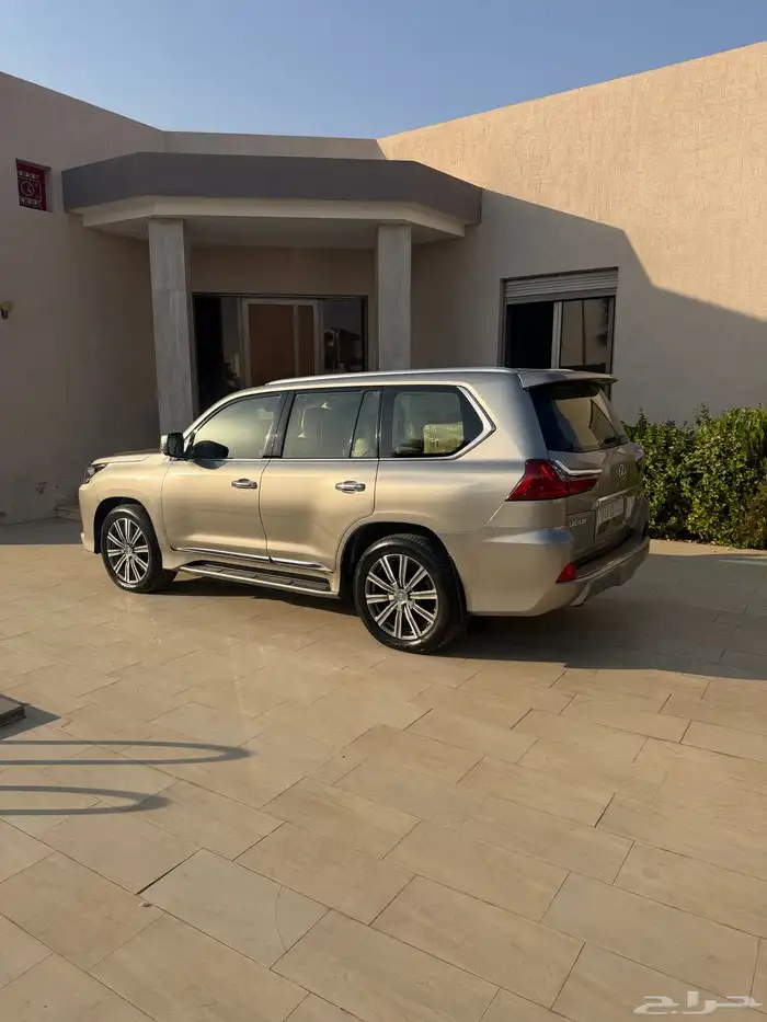 جيب لكسز 2016 تيتانيوم LX 3