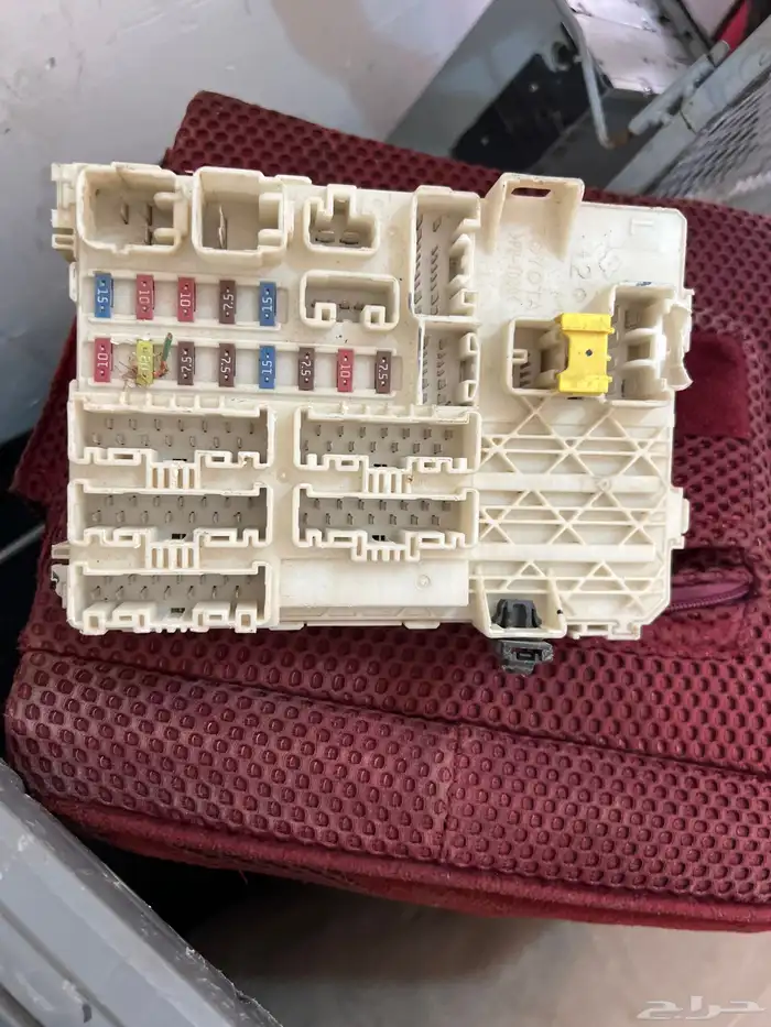 علبة فيوزات ربلات باب هايلوكس 0