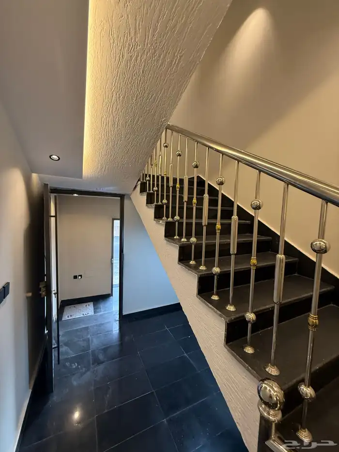 للبيع شقه أرضيه وروف علوي بحي الراقي وبجوار الخدمات 21