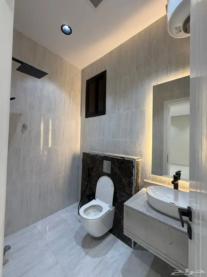 للبيع روف علوي بمدخل مستقل وشقه ارضيه مقابل نادي ضمك 36