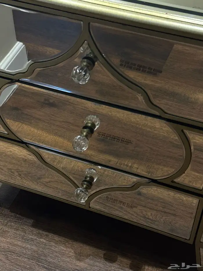 سرير نفر ونص   طاولتين جانبية مرايات 8