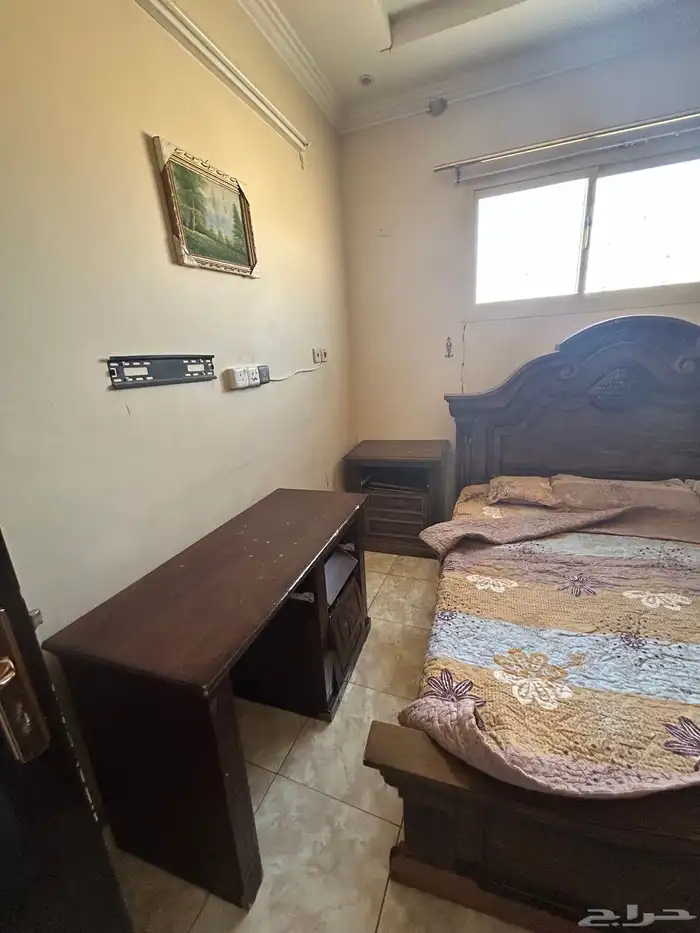 غرفة نوم وكنب وطاولات وفرن وشاشه 0