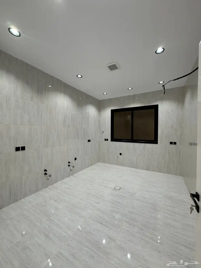 للبيع شقه أرضيه وروف علوي بحي الراقي وبجوار الخدمات 11