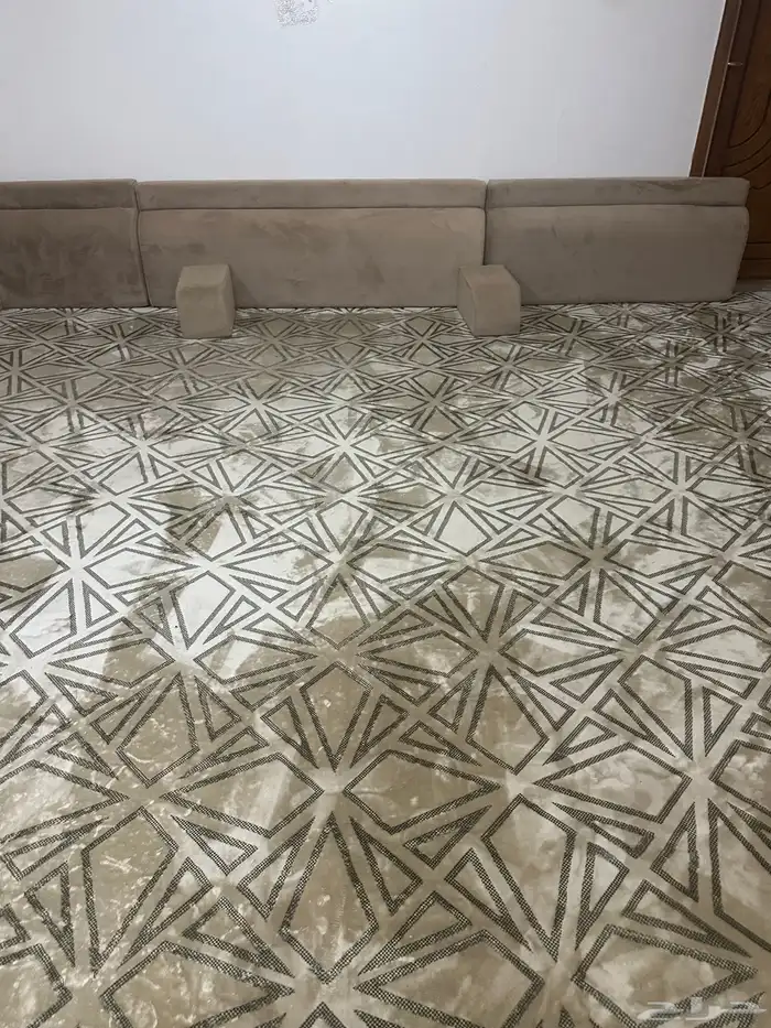 غرفه نوم مع مساند وفراش على السوم 2