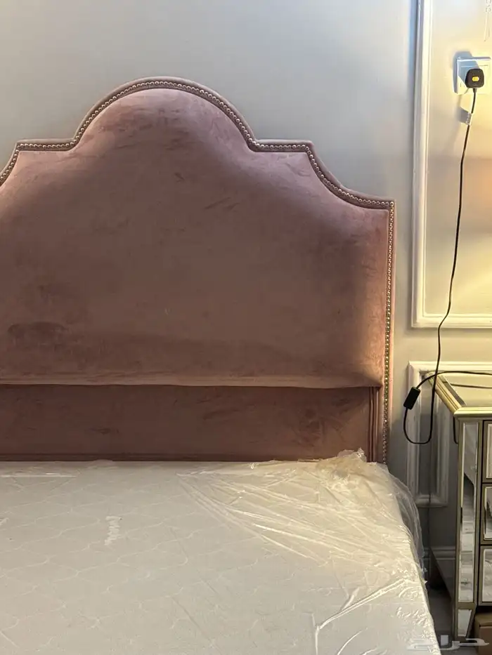 سرير نفر ونص   طاولتين جانبية مرايات 4