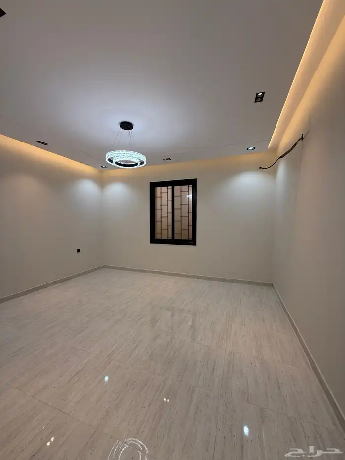 للبيع شقه أرضيه وروف علوي بحي الراقي وبجوار الخدمات 26