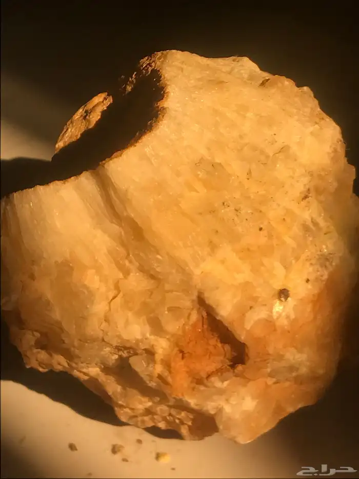 حجر كريستالي على السوم 0