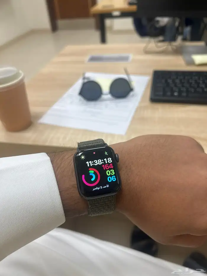 ساعة ايفون الاصليه 4