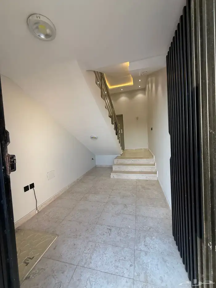 للبيع روف علوي بدرج داخلي وخارجى ب 650 الف بخميس مشيط 1