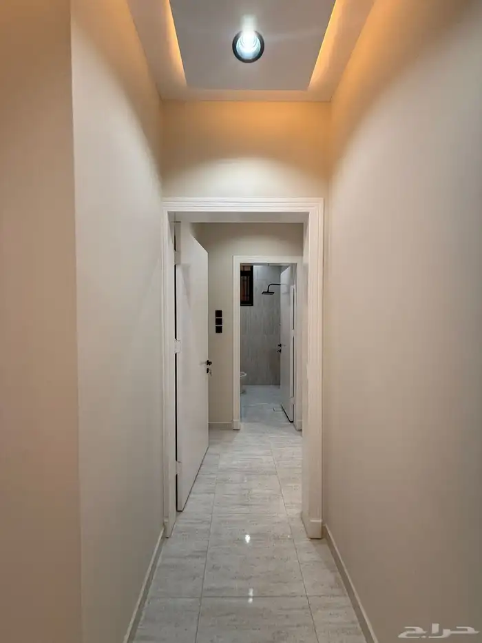 للبيع شقه أرضيه وروف علوي بحي الراقي وبجوار الخدمات 25