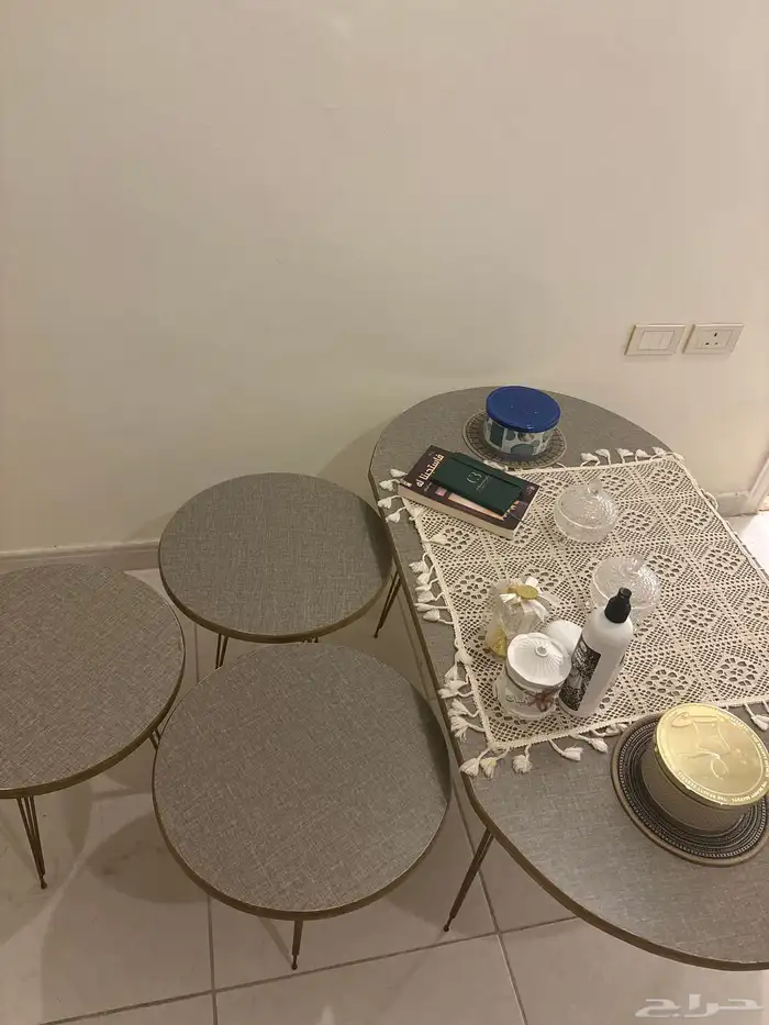 كنب وطاولات تقديم وبلازما تلفزيون 2