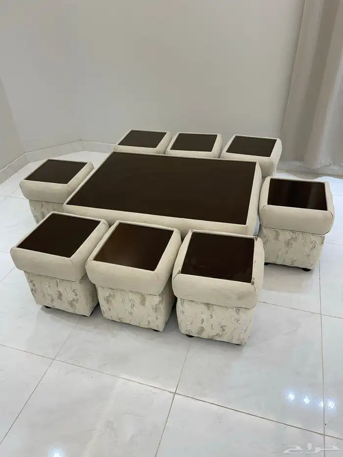 طاولة خدمه كبيره و 8 حبات خدمه. 1