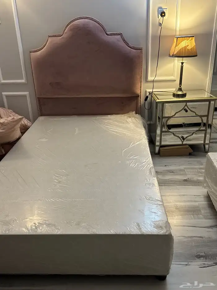 سرير نفر ونص   طاولتين جانبية مرايات 1