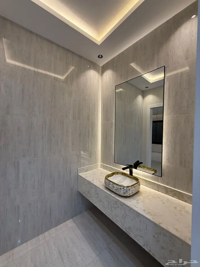 للبيع شقه أرضيه وروف علوي بحي الراقي وبجوار الخدمات 49