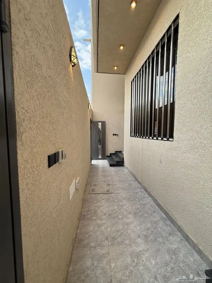 للبيع شقه أرضيه وروف علوي بحي الراقي وبجوار الخدمات 3