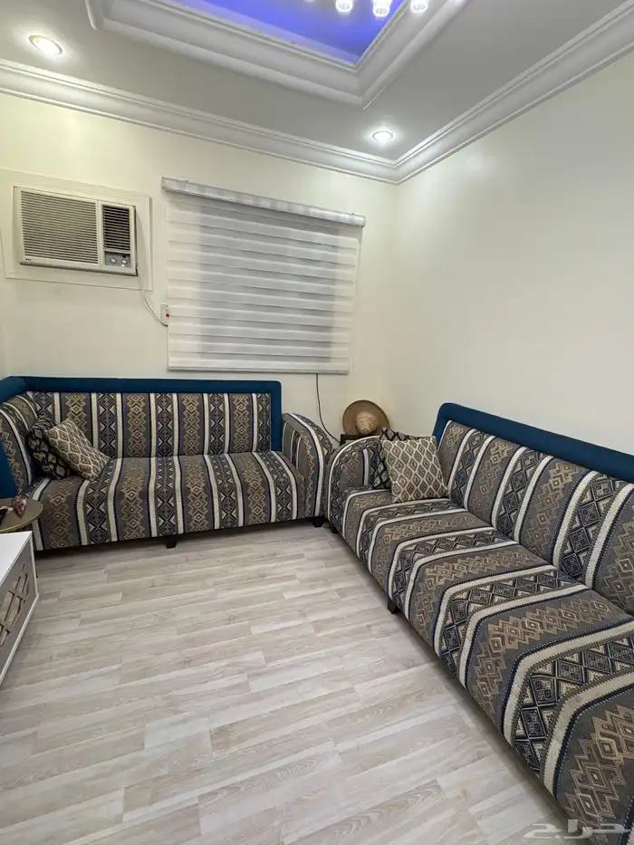 كنب وطاولات تقديم وبلازما تلفزيون 0