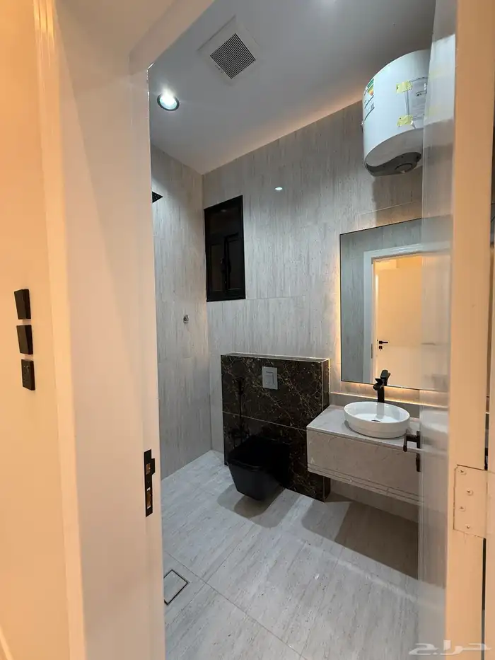 للبيع شقه أرضيه وروف علوي بحي الراقي وبجوار الخدمات 15