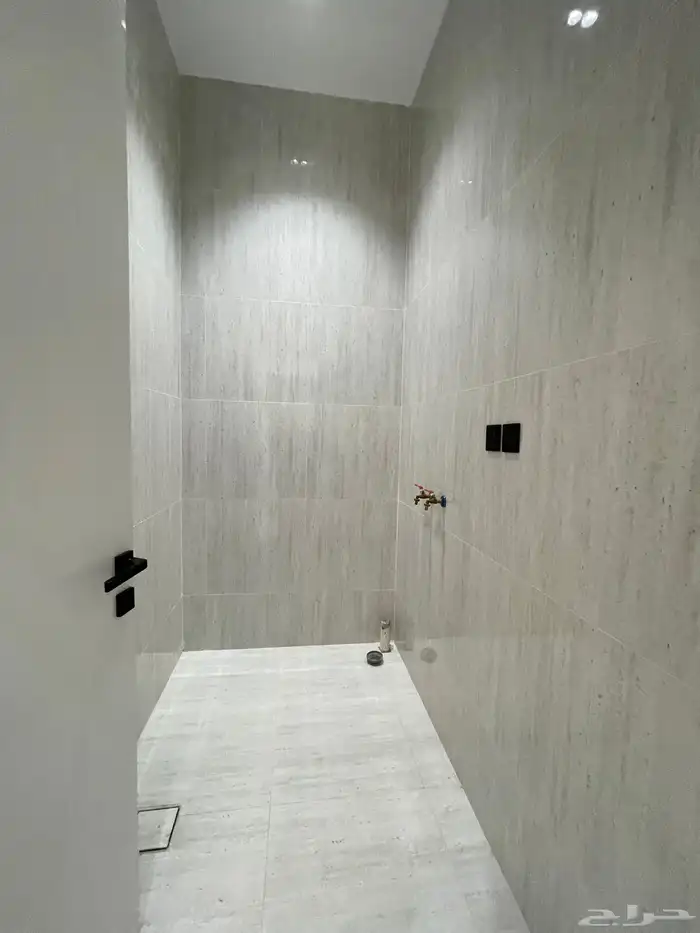 للبيع ادوار ارضيه تمليك باالقرب من مطار ابها حى اليرموك 9