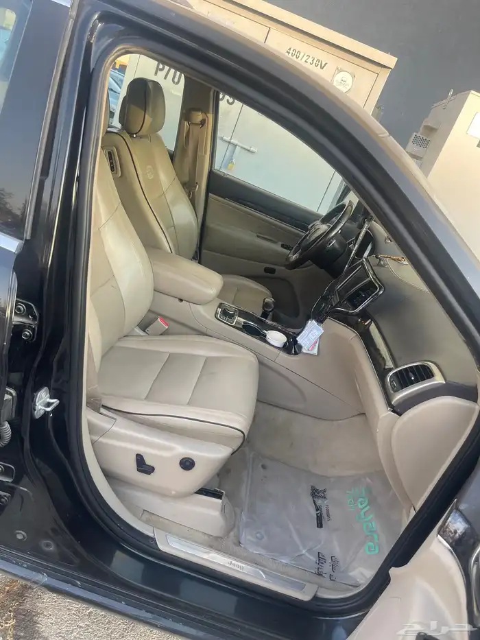 للبيع  جيب جراند شيروكي Overland 4 4 موديل 2015 5