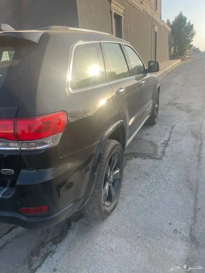 للبيع  جيب جراند شيروكي Overland 4 4 موديل 2015 1