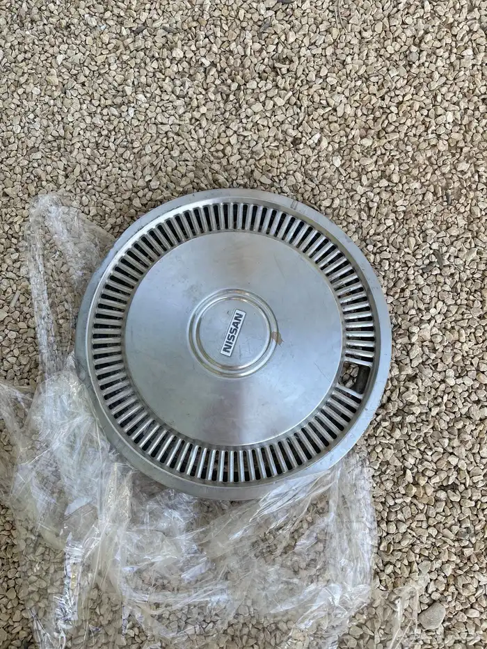 طاسات نيسان 200 ال نظيفه ثلاث حبات فقط 0