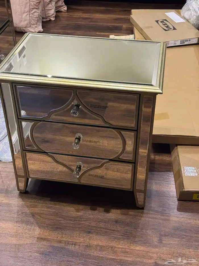 سرير نفر ونص   طاولتين جانبية مرايات 7