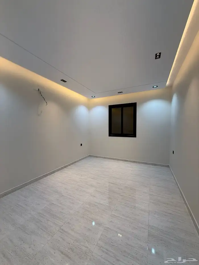 للبيع شقه أرضيه وروف علوي بحي الراقي وبجوار الخدمات 28