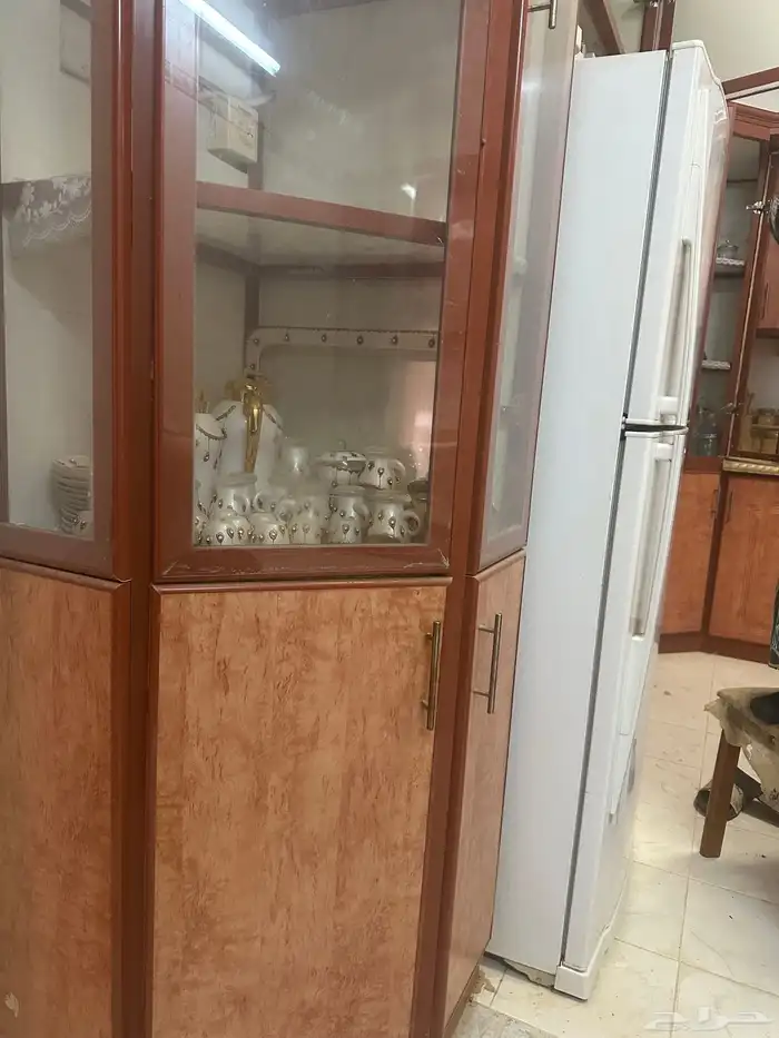 غرفه نوم مع مساند وفراش على السوم 1