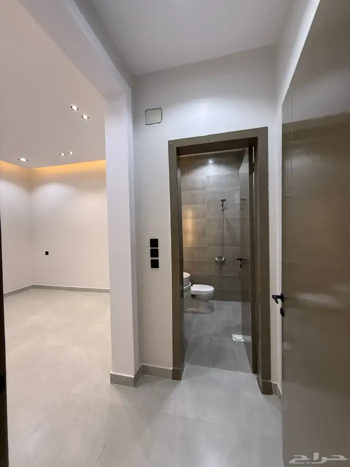 للبيع روف علوي بدرج داخلي وخارجى ب 650 الف بخميس مشيط 17