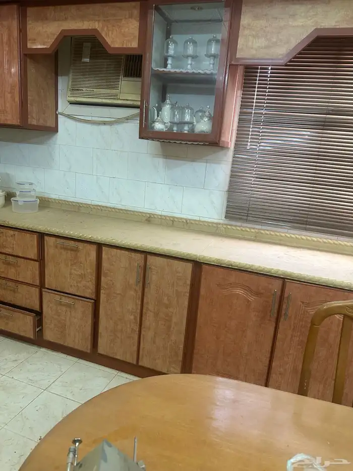 غرفه نوم مع مساند وفراش على السوم 0