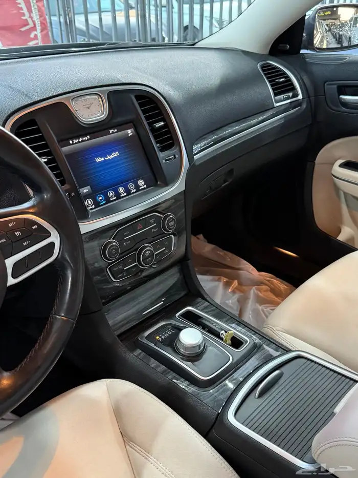 كرايزلر C300 اسود 2021 هيمي V8 5.7 معرض(الرشيدي) 5